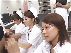 Медсестры собирают сперму от доноров