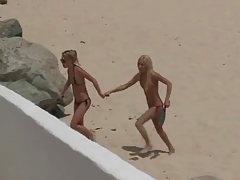 Две сладкие блондиночки лесбятся на пляже