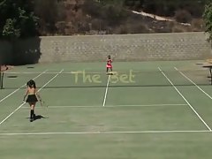 Лесбияночки вылизывают киски на теннисном корте